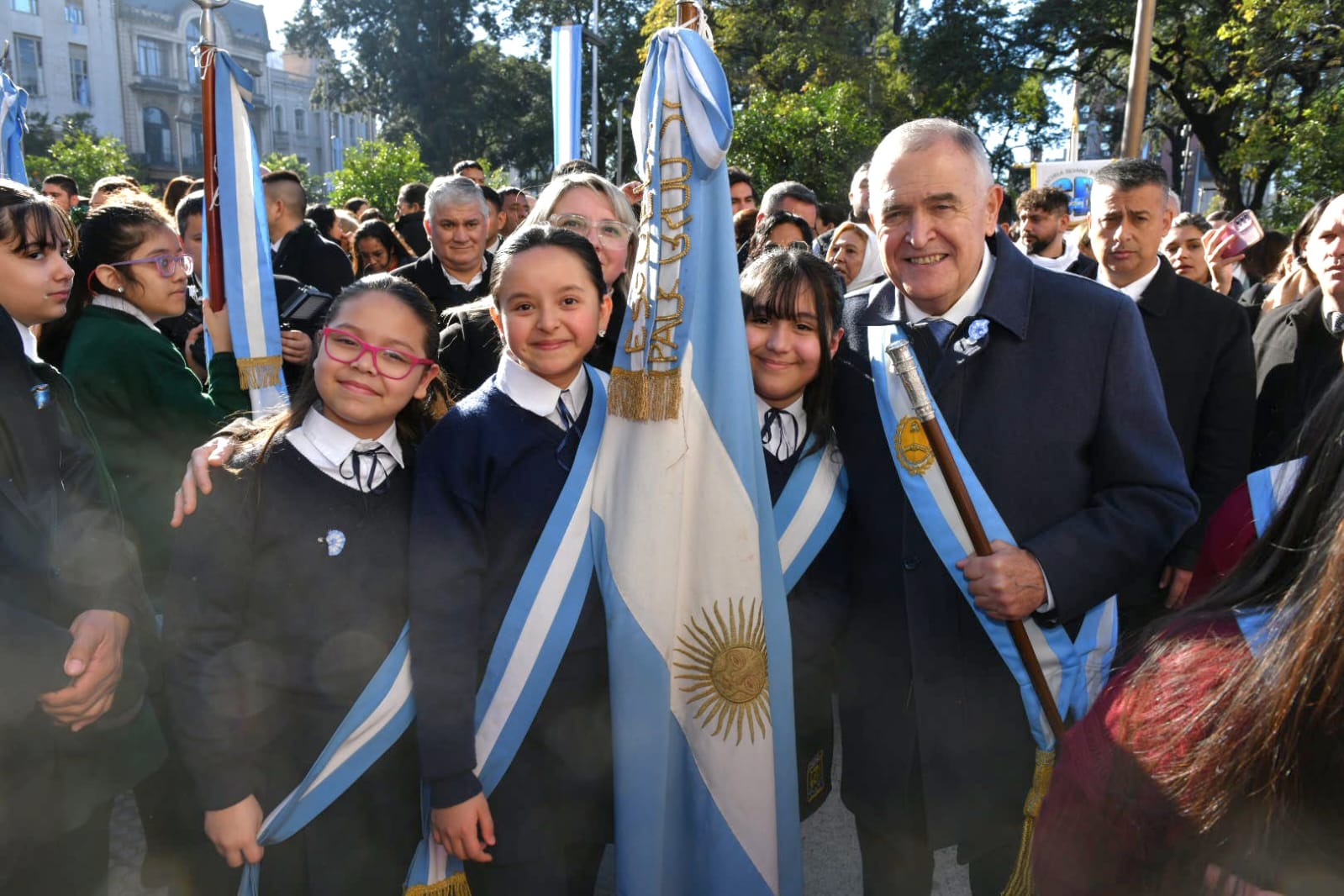 Más de 3.000 alumnos prometieron lealtad a la Bandera en un emotivo acto encabezado por Osvaldo Jaldo